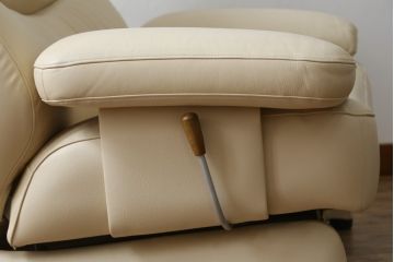 中古　美品!!　カリモク家具(karimoku)　ZU42モデル　贅沢なくつろぎのひとときにおすすめの肘掛椅子ロング(リクライニングソファ、1Pソファ、1人掛けソファ、一人掛けソファ、アームチェア、パーソナルチェア)(定価約23万円(R-081277)