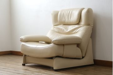 中古　美品!!　カリモク家具(karimoku)　ZU42モデル　贅沢なくつろぎのひとときにおすすめの肘掛椅子ロング(リクライニングソファ、1Pソファ、1人掛けソファ、一人掛けソファ、アームチェア、パーソナルチェア)(定価約23万円(R-081277)