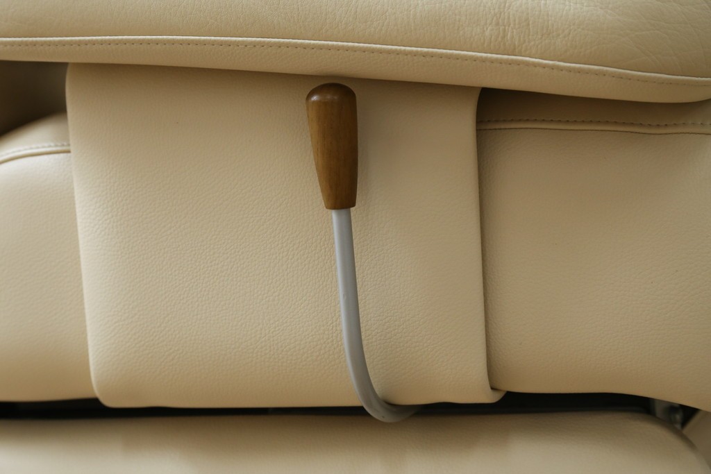 中古　美品!!　カリモク家具(karimoku)　ZU42モデル　贅沢なくつろぎのひとときにおすすめの肘掛椅子ロング　定価約23万円　(R-081278)