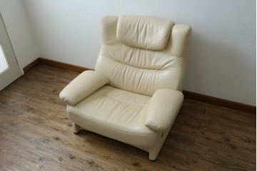 中古　美品!!　カリモク家具(karimoku)　ZU42モデル　贅沢なくつろぎのひとときにおすすめの肘掛椅子ロング　定価約23万円　(R-081278)