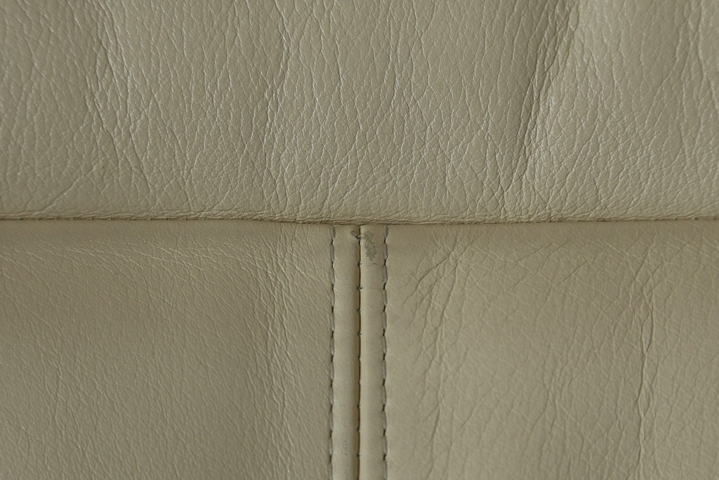 中古　美品!!　カリモク家具(karimoku)　ZU42モデル　贅沢なくつろぎのひとときにおすすめの肘掛椅子ロング　定価約23万円　(R-081278)