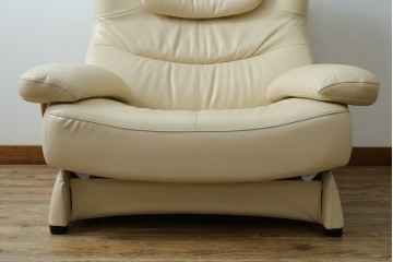 中古　美品!!　カリモク家具(karimoku)　ZU42モデル　贅沢なくつろぎのひとときにおすすめの肘掛椅子ロング　定価約23万円　(R-081278)