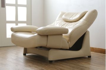 中古　美品!!　カリモク家具(karimoku)　ZU42モデル　贅沢なくつろぎのひとときにおすすめの肘掛椅子ロング(リクライニングソファ、1Pソファ、1人掛けソファ、一人掛けソファ、アームチェア、パーソナルチェア)(定価約23万円(R-081278)