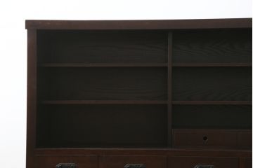 中古　美品　タモ材　深みのある木色がシックで落ち着いた印象を醸し出す水屋箪笥サイドボード(食器棚、収納棚、戸棚、カップボード、サイドキャビネット)(R-081279)