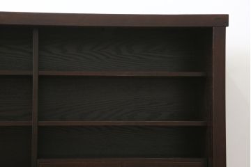 中古　美品　タモ材　深みのある木色がシックで落ち着いた印象を醸し出す水屋箪笥サイドボード(食器棚、収納棚、戸棚、カップボード、サイドキャビネット)(R-081279)
