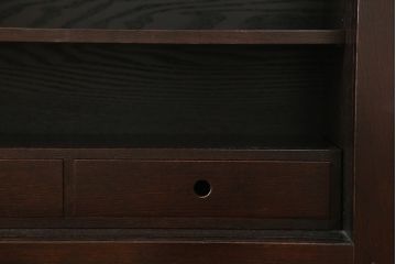 中古　美品　タモ材　深みのある木色がシックで落ち着いた印象を醸し出す水屋箪笥サイドボード(食器棚、収納棚、戸棚、カップボード、サイドキャビネット)(R-081279)