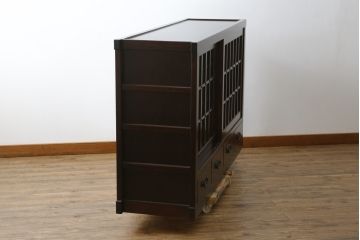 中古　美品　タモ材　深みのある木色がシックで落ち着いた印象を醸し出す水屋箪笥サイドボード(食器棚、収納棚、戸棚、カップボード、サイドキャビネット)(R-081279)