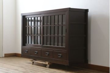 中古　美品　タモ材　深みのある木色がシックで落ち着いた印象を醸し出す水屋箪笥サイドボード(食器棚、収納棚、戸棚、カップボード、サイドキャビネット)(R-081279)