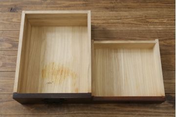 中古　美品　タモ材　深みのある木色がシックで落ち着いた印象を醸し出す水屋箪笥サイドボード(食器棚、収納棚、戸棚、カップボード、サイドキャビネット)(R-081279)