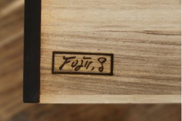 中古　美品　タモ材　深みのある木色がシックで落ち着いた印象を醸し出す水屋箪笥サイドボード(食器棚、収納棚、戸棚、カップボード、サイドキャビネット)(R-081279)