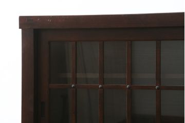 中古　美品　タモ材　深みのある木色がシックで落ち着いた印象を醸し出す水屋箪笥サイドボード(食器棚、収納棚、戸棚、カップボード、サイドキャビネット)(R-081279)