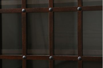中古　美品　タモ材　深みのある木色がシックで落ち着いた印象を醸し出す水屋箪笥サイドボード(食器棚、収納棚、戸棚、カップボード、サイドキャビネット)(R-081279)