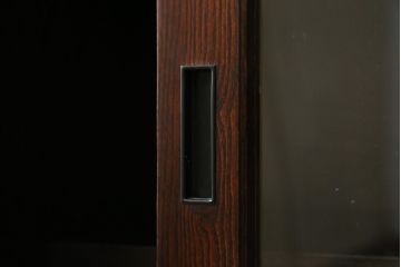 中古　美品　タモ材　深みのある木色がシックで落ち着いた印象を醸し出す水屋箪笥サイドボード(食器棚、収納棚、戸棚、カップボード、サイドキャビネット)(R-081279)