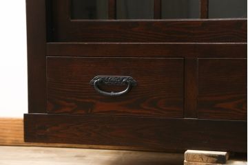 中古　美品　タモ材　深みのある木色がシックで落ち着いた印象を醸し出す水屋箪笥サイドボード(食器棚、収納棚、戸棚、カップボード、サイドキャビネット)(R-081279)