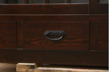 中古　美品　タモ材　深みのある木色がシックで落ち着いた印象を醸し出す水屋箪笥サイドボード(食器棚、収納棚、戸棚、カップボード、サイドキャビネット)(R-081279)