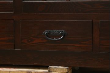 中古　美品　タモ材　深みのある木色がシックで落ち着いた印象を醸し出す水屋箪笥サイドボード(食器棚、収納棚、戸棚、カップボード、サイドキャビネット)(R-081279)
