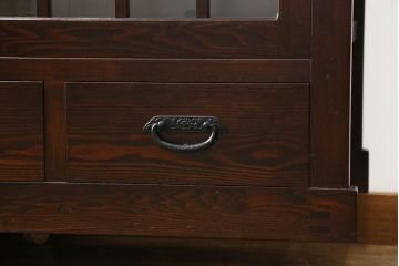 中古　美品　タモ材　深みのある木色がシックで落ち着いた印象を醸し出す水屋箪笥サイドボード(食器棚、収納棚、戸棚、カップボード、サイドキャビネット)(R-081279)