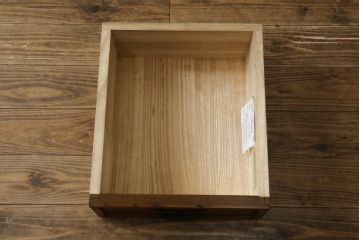 中古　美品　希少な廃番品　手造り二本松家具メーカー　田中家具　欅(ケヤキ)材　上質な和の空間を演出する水屋箪笥サイドボード(食器棚、収納棚、戸棚、カップボード、サイドキャビネット)(R-081280)