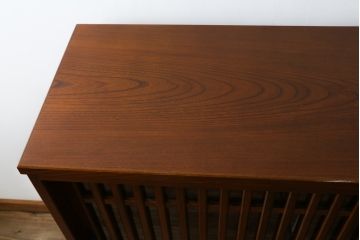 中古　美品　希少な廃番品　手造り二本松家具メーカー　田中家具　欅(ケヤキ)材　上質な和の空間を演出する水屋箪笥サイドボード(食器棚、収納棚、戸棚、カップボード、サイドキャビネット)(R-081280)