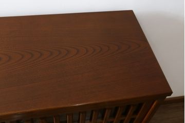 中古　美品　希少な廃番品　手造り二本松家具メーカー　田中家具　欅(ケヤキ)材　上質な和の空間を演出する水屋箪笥サイドボード(食器棚、収納棚、戸棚、カップボード、サイドキャビネット)(R-081280)