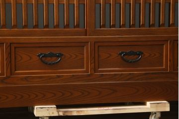 中古　美品　希少な廃番品　手造り二本松家具メーカー　田中家具　欅(ケヤキ)材　上質な和の空間を演出する水屋箪笥サイドボード(食器棚、収納棚、戸棚、カップボード、サイドキャビネット)(R-081280)