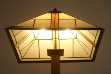 中古　美品　アメリカ　Stickley(スティックレー、スティックレイ)　Mission Collection(ミッション・コレクション)　コンテンポラリー　モダンデザインのステンドグラスシェードが目を引くフロアランプ(フロアスタンド、スタンド照明、シェードライト)(定価約28万円)(R-081281)