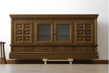 中古　美品　旭川家具　近藤工芸　Solid Furniture OAK (ソリッドファニチャー オーク)　オーク材　取っ手のデザインまでこだわりが感じられる凝った意匠が素敵なサイドボード(収納棚、戸棚、キャビネット、食器棚、カップボード)(R-081282)