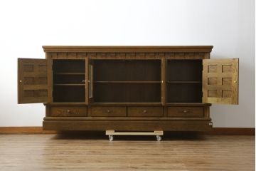 中古　美品　旭川家具　近藤工芸　Solid Furniture OAK (ソリッドファニチャー オーク)　オーク材　取っ手のデザインまでこだわりが感じられる凝った意匠が素敵なサイドボード(収納棚、戸棚、キャビネット、食器棚、カップボード)(R-081282)