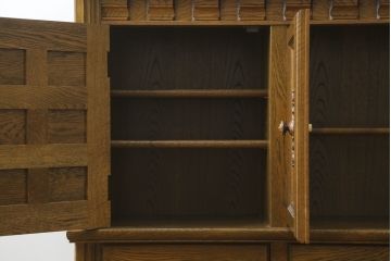 中古　美品　旭川家具　近藤工芸　Solid Furniture OAK (ソリッドファニチャー オーク)　オーク材　取っ手のデザインまでこだわりが感じられる凝った意匠が素敵なサイドボード(収納棚、戸棚、キャビネット、食器棚、カップボード)(R-081282)