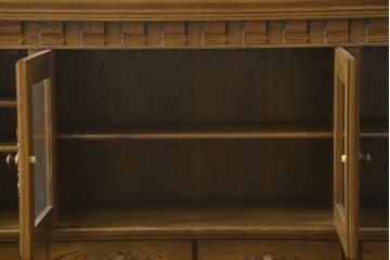 中古　美品　旭川家具　近藤工芸　Solid Furniture OAK (ソリッドファニチャー オーク)　オーク材　取っ手のデザインまでこだわりが感じられる凝った意匠が素敵なサイドボード(収納棚、戸棚、キャビネット、食器棚、カップボード)(R-081282)