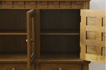 中古　美品　旭川家具　近藤工芸　Solid Furniture OAK (ソリッドファニチャー オーク)　オーク材　取っ手のデザインまでこだわりが感じられる凝った意匠が素敵なサイドボード(収納棚、戸棚、キャビネット、食器棚、カップボード)(R-081282)