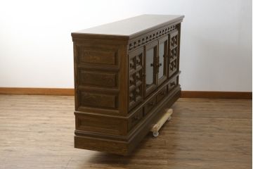 中古　美品　旭川家具　近藤工芸　Solid Furniture OAK (ソリッドファニチャー オーク)　オーク材　取っ手のデザインまでこだわりが感じられる凝った意匠が素敵なサイドボード(収納棚、戸棚、キャビネット、食器棚、カップボード)(R-081282)