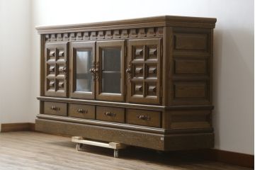中古　美品　旭川家具　近藤工芸　Solid Furniture OAK (ソリッドファニチャー オーク)　オーク材　取っ手のデザインまでこだわりが感じられる凝った意匠が素敵なサイドボード(収納棚、戸棚、キャビネット、食器棚、カップボード)(R-081282)