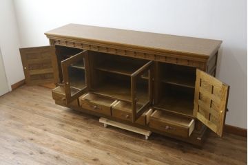 中古　美品　旭川家具　近藤工芸　Solid Furniture OAK (ソリッドファニチャー オーク)　オーク材　取っ手のデザインまでこだわりが感じられる凝った意匠が素敵なサイドボード(収納棚、戸棚、キャビネット、食器棚、カップボード)(R-081282)