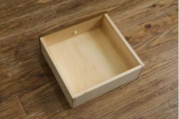 中古　美品　旭川家具　近藤工芸　Solid Furniture OAK (ソリッドファニチャー オーク)　オーク材　取っ手のデザインまでこだわりが感じられる凝った意匠が素敵なサイドボード(収納棚、戸棚、キャビネット、食器棚、カップボード)(R-081282)