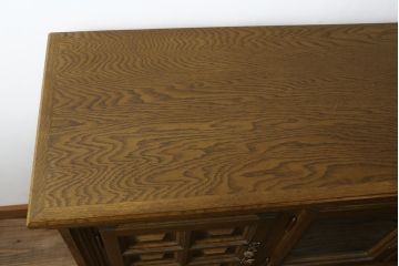 中古　美品　旭川家具　近藤工芸　Solid Furniture OAK (ソリッドファニチャー オーク)　オーク材　取っ手のデザインまでこだわりが感じられる凝った意匠が素敵なサイドボード(収納棚、戸棚、キャビネット、食器棚、カップボード)(R-081282)