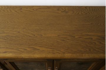中古　美品　旭川家具　近藤工芸　Solid Furniture OAK (ソリッドファニチャー オーク)　オーク材　取っ手のデザインまでこだわりが感じられる凝った意匠が素敵なサイドボード(収納棚、戸棚、キャビネット、食器棚、カップボード)(R-081282)