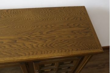 中古　美品　旭川家具　近藤工芸　Solid Furniture OAK (ソリッドファニチャー オーク)　オーク材　取っ手のデザインまでこだわりが感じられる凝った意匠が素敵なサイドボード(収納棚、戸棚、キャビネット、食器棚、カップボード)(R-081282)