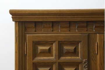 中古　美品　旭川家具　近藤工芸　Solid Furniture OAK (ソリッドファニチャー オーク)　オーク材　取っ手のデザインまでこだわりが感じられる凝った意匠が素敵なサイドボード(収納棚、戸棚、キャビネット、食器棚、カップボード)(R-081282)