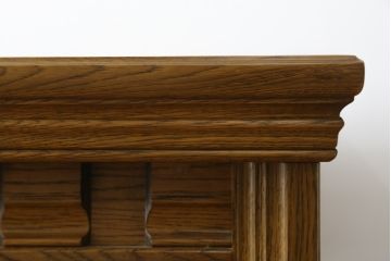 中古　美品　旭川家具　近藤工芸　Solid Furniture OAK (ソリッドファニチャー オーク)　オーク材　取っ手のデザインまでこだわりが感じられる凝った意匠が素敵なサイドボード(収納棚、戸棚、キャビネット、食器棚、カップボード)(R-081282)