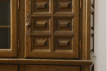 中古　美品　旭川家具　近藤工芸　Solid Furniture OAK (ソリッドファニチャー オーク)　オーク材　取っ手のデザインまでこだわりが感じられる凝った意匠が素敵なサイドボード(収納棚、戸棚、キャビネット、食器棚、カップボード)(R-081282)