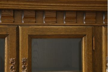 中古　美品　旭川家具　近藤工芸　Solid Furniture OAK (ソリッドファニチャー オーク)　オーク材　取っ手のデザインまでこだわりが感じられる凝った意匠が素敵なサイドボード(収納棚、戸棚、キャビネット、食器棚、カップボード)(R-081282)