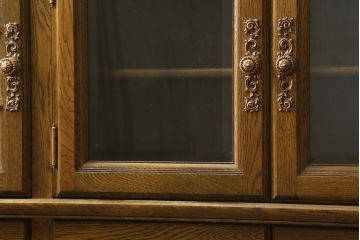 中古　美品　旭川家具　近藤工芸　Solid Furniture OAK (ソリッドファニチャー オーク)　オーク材　取っ手のデザインまでこだわりが感じられる凝った意匠が素敵なサイドボード(収納棚、戸棚、キャビネット、食器棚、カップボード)(R-081282)