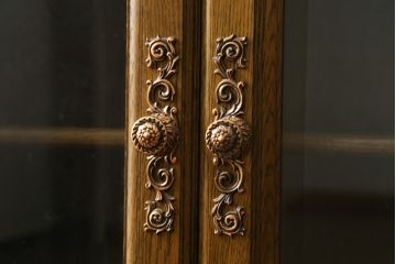 中古　美品　旭川家具　近藤工芸　Solid Furniture OAK (ソリッドファニチャー オーク)　オーク材　取っ手のデザインまでこだわりが感じられる凝った意匠が素敵なサイドボード(収納棚、戸棚、キャビネット、食器棚、カップボード)(R-081282)