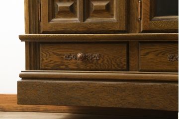中古　美品　旭川家具　近藤工芸　Solid Furniture OAK (ソリッドファニチャー オーク)　オーク材　取っ手のデザインまでこだわりが感じられる凝った意匠が素敵なサイドボード(収納棚、戸棚、キャビネット、食器棚、カップボード)(R-081282)