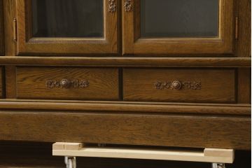 中古　美品　旭川家具　近藤工芸　Solid Furniture OAK (ソリッドファニチャー オーク)　オーク材　取っ手のデザインまでこだわりが感じられる凝った意匠が素敵なサイドボード(収納棚、戸棚、キャビネット、食器棚、カップボード)(R-081282)