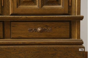 中古　美品　旭川家具　近藤工芸　Solid Furniture OAK (ソリッドファニチャー オーク)　オーク材　取っ手のデザインまでこだわりが感じられる凝った意匠が素敵なサイドボード(収納棚、戸棚、キャビネット、食器棚、カップボード)(R-081282)