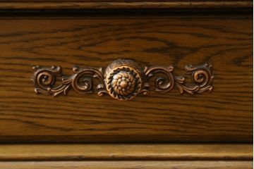 中古　美品　旭川家具　近藤工芸　Solid Furniture OAK (ソリッドファニチャー オーク)　オーク材　取っ手のデザインまでこだわりが感じられる凝った意匠が素敵なサイドボード(収納棚、戸棚、キャビネット、食器棚、カップボード)(R-081282)