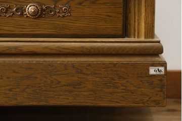 中古　美品　旭川家具　近藤工芸　Solid Furniture OAK (ソリッドファニチャー オーク)　オーク材　取っ手のデザインまでこだわりが感じられる凝った意匠が素敵なサイドボード(収納棚、戸棚、キャビネット、食器棚、カップボード)(R-081282)