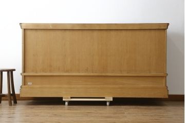 中古　美品　旭川家具　近藤工芸　Solid Furniture OAK (ソリッドファニチャー オーク)　オーク材　取っ手のデザインまでこだわりが感じられる凝った意匠が素敵なサイドボード(収納棚、戸棚、キャビネット、食器棚、カップボード)(R-081282)